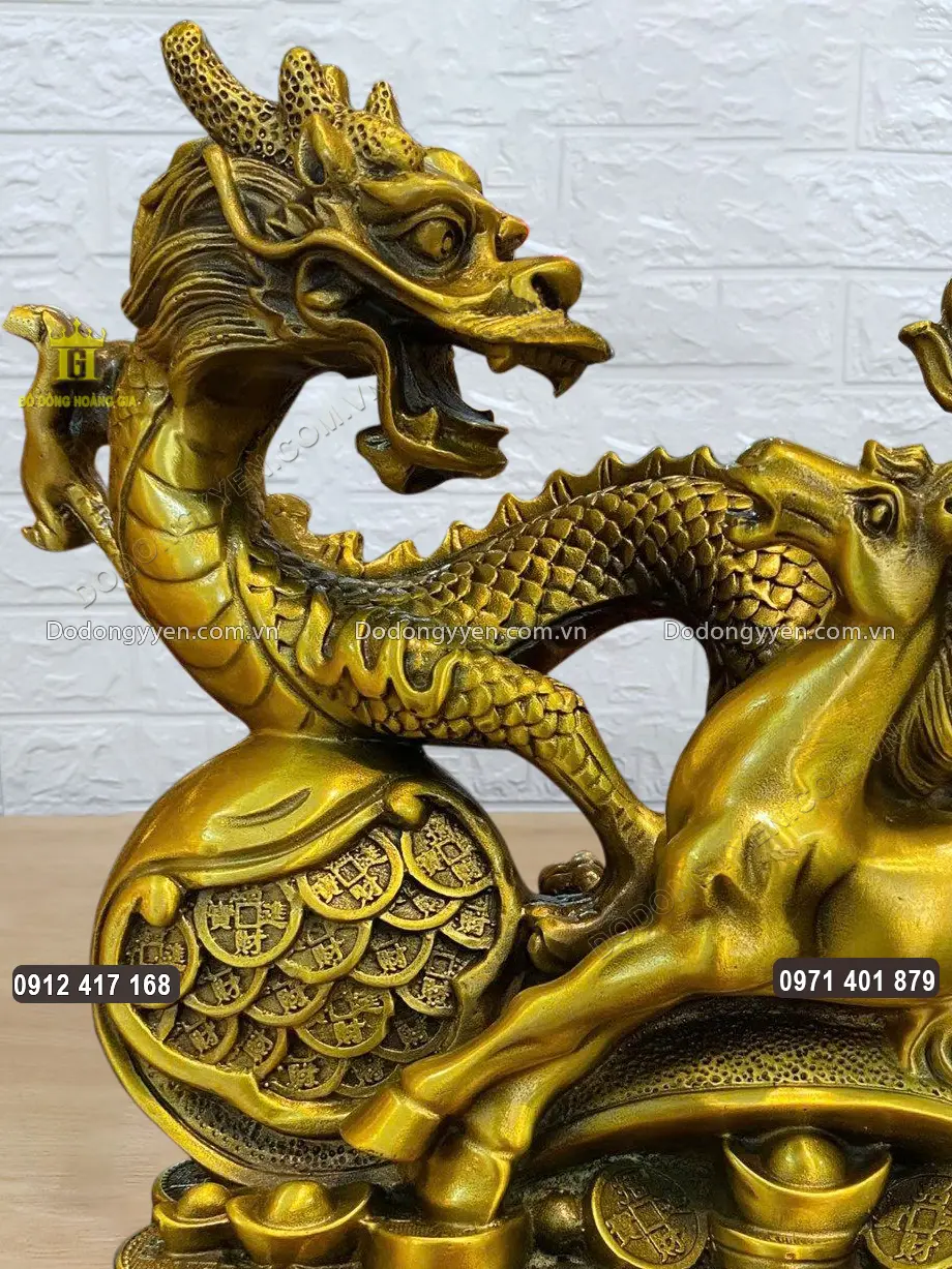 Linh vật Rồng ngoảnh đầu lại nh&igrave;n linh vật Ngựa